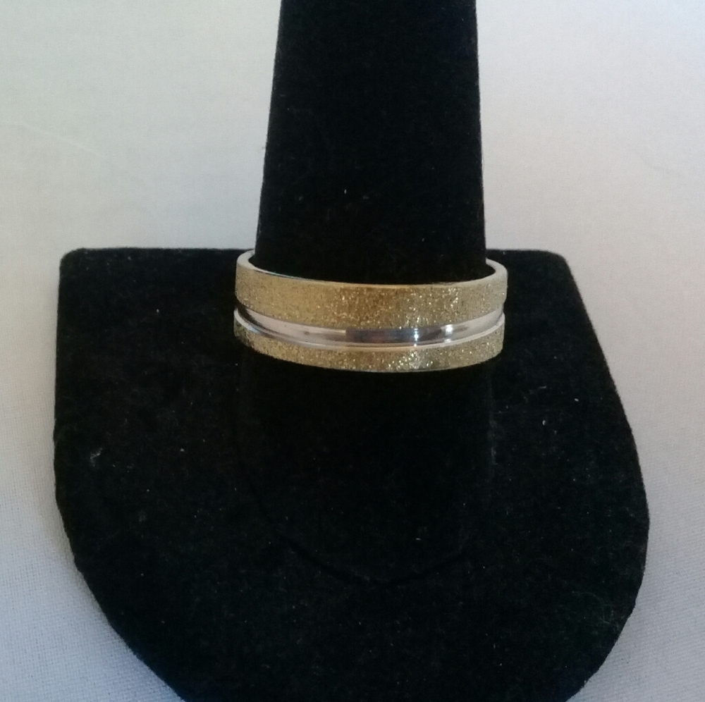 Shiny gold with silver stripe in size 11